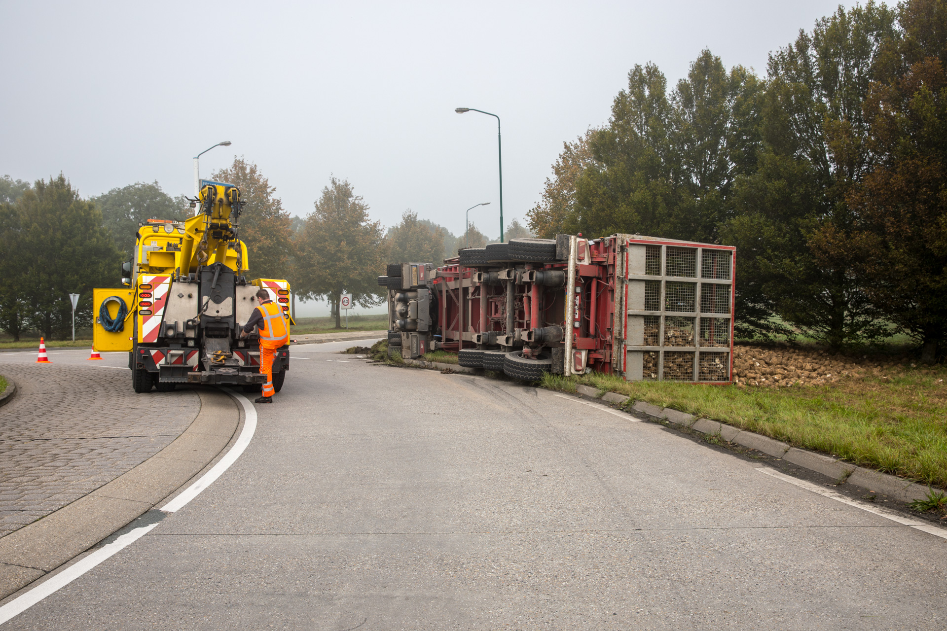 Vrachtwagen met suikerbieten gekanteld op rotonde bij Oud Gastel