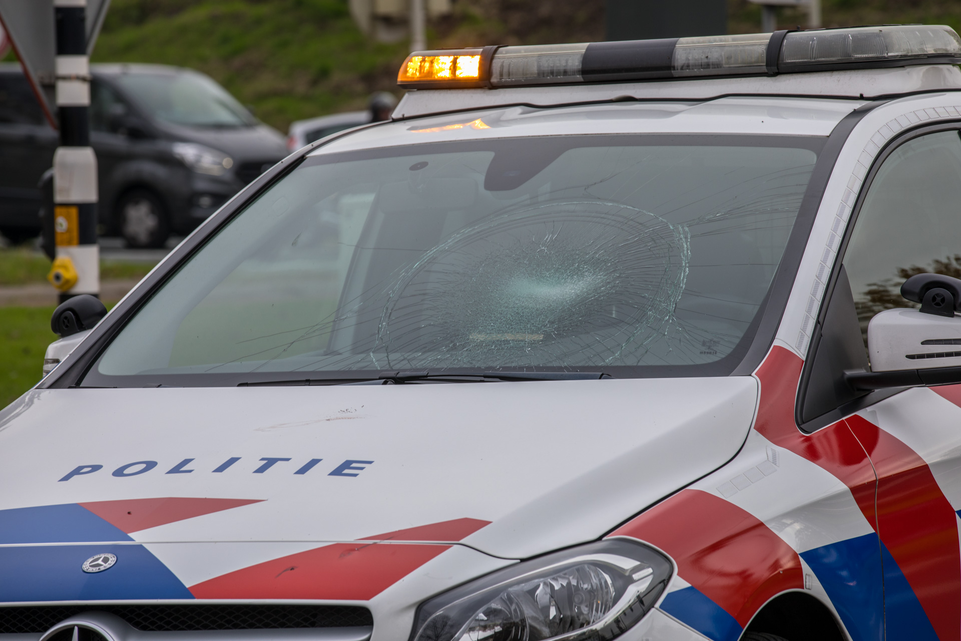 Fietsster (14) gewond bij botsing met politiewagen in Roosendaal