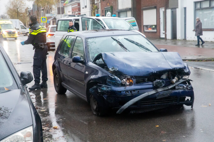 Automobilist botst tegen drie auto’s in Roosendaal