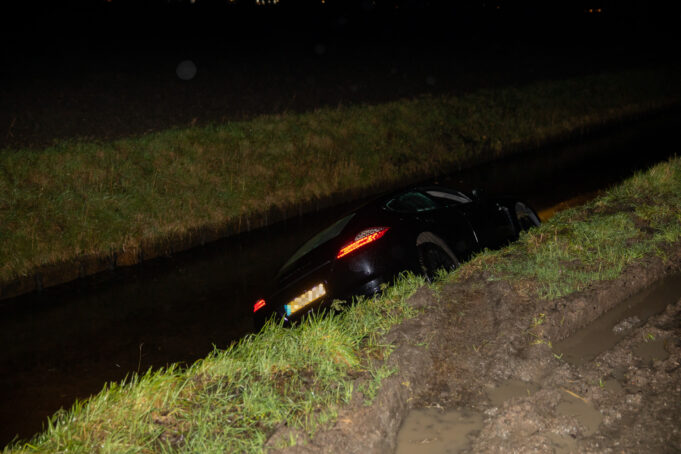 Automobilist (39) komt in sloot terecht door modder in Oud Gastel
