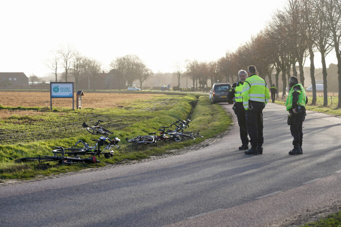 Drie wielrenners gewond na aanrijding in Roosendaal