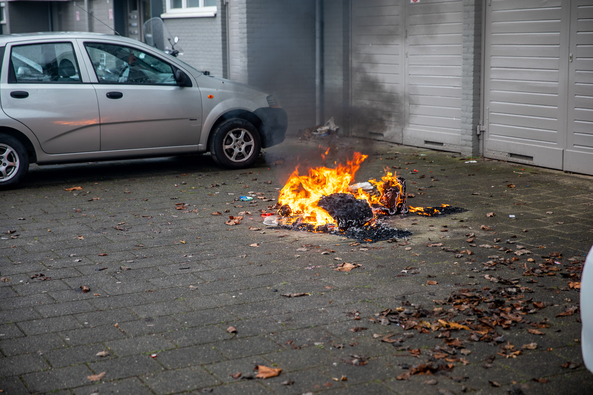 Man sticht brandje voor flat in Gerard ter Borchstraat