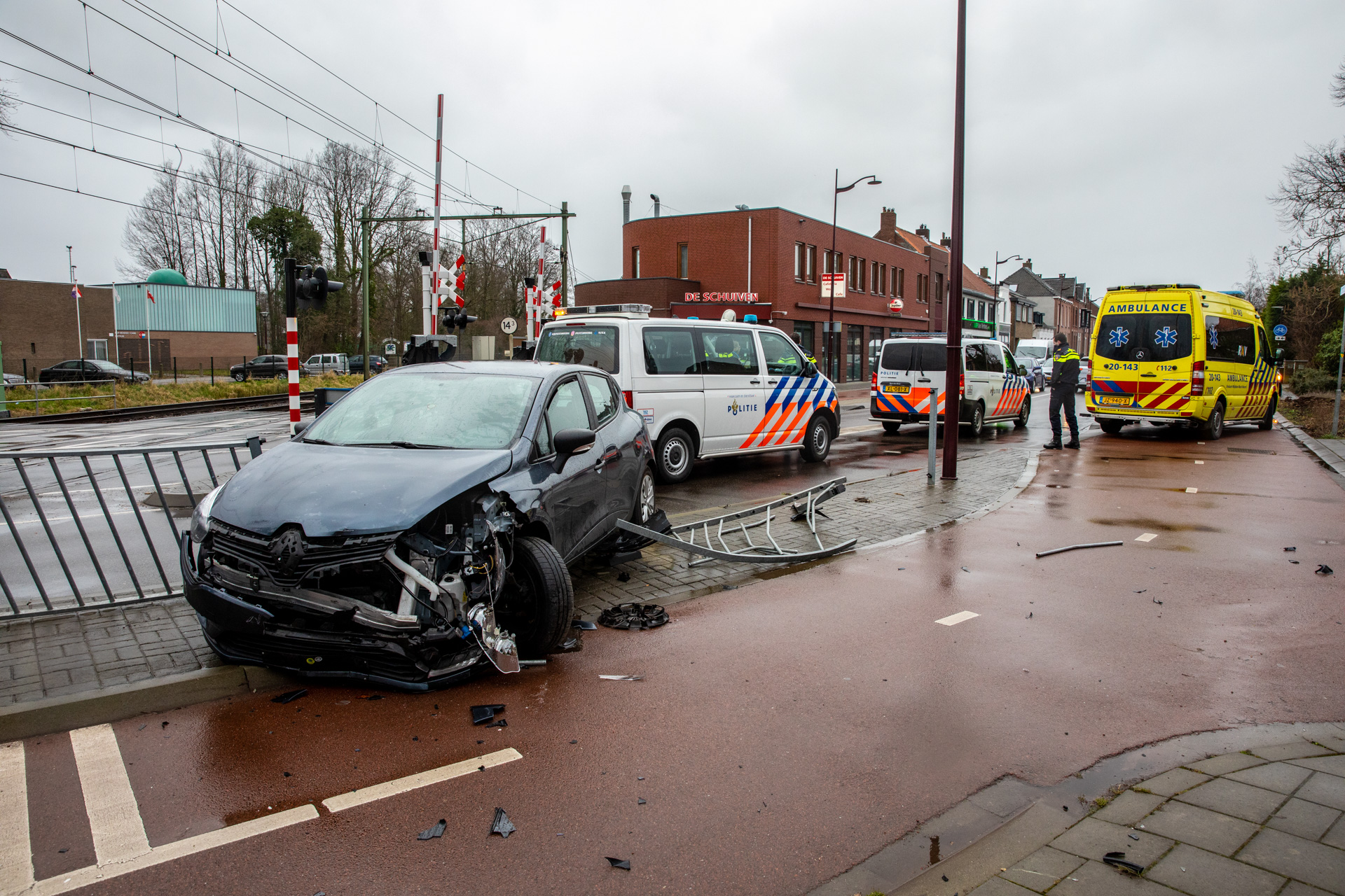 Man gewond bij botsing tegen hekwerk van spoorovergang in Oudenbosch