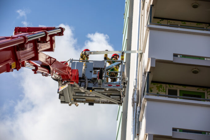 Losgewaaide panelen bij flats beschadigen twee auto's in Kroeven