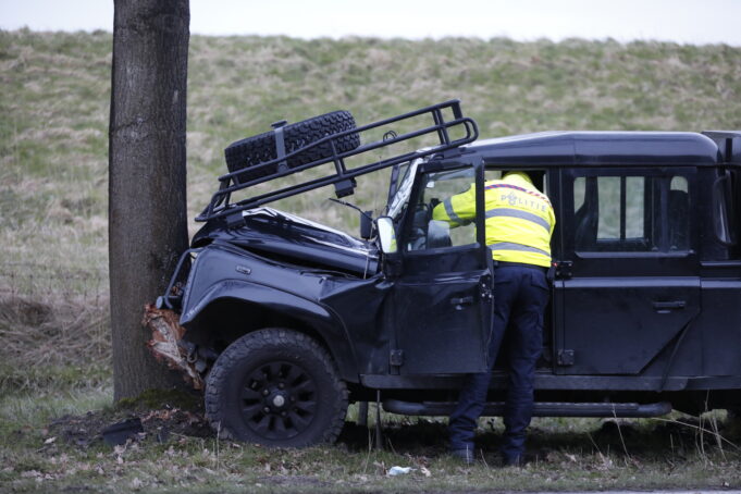 Man botst met terreinwagen op boom in Willemstad