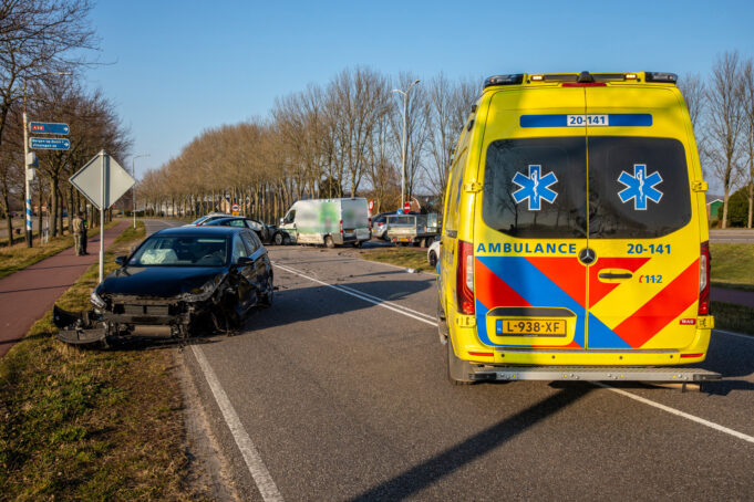 Automobiliste raakt gewond bij botsing met drie voertuigen in Wouw