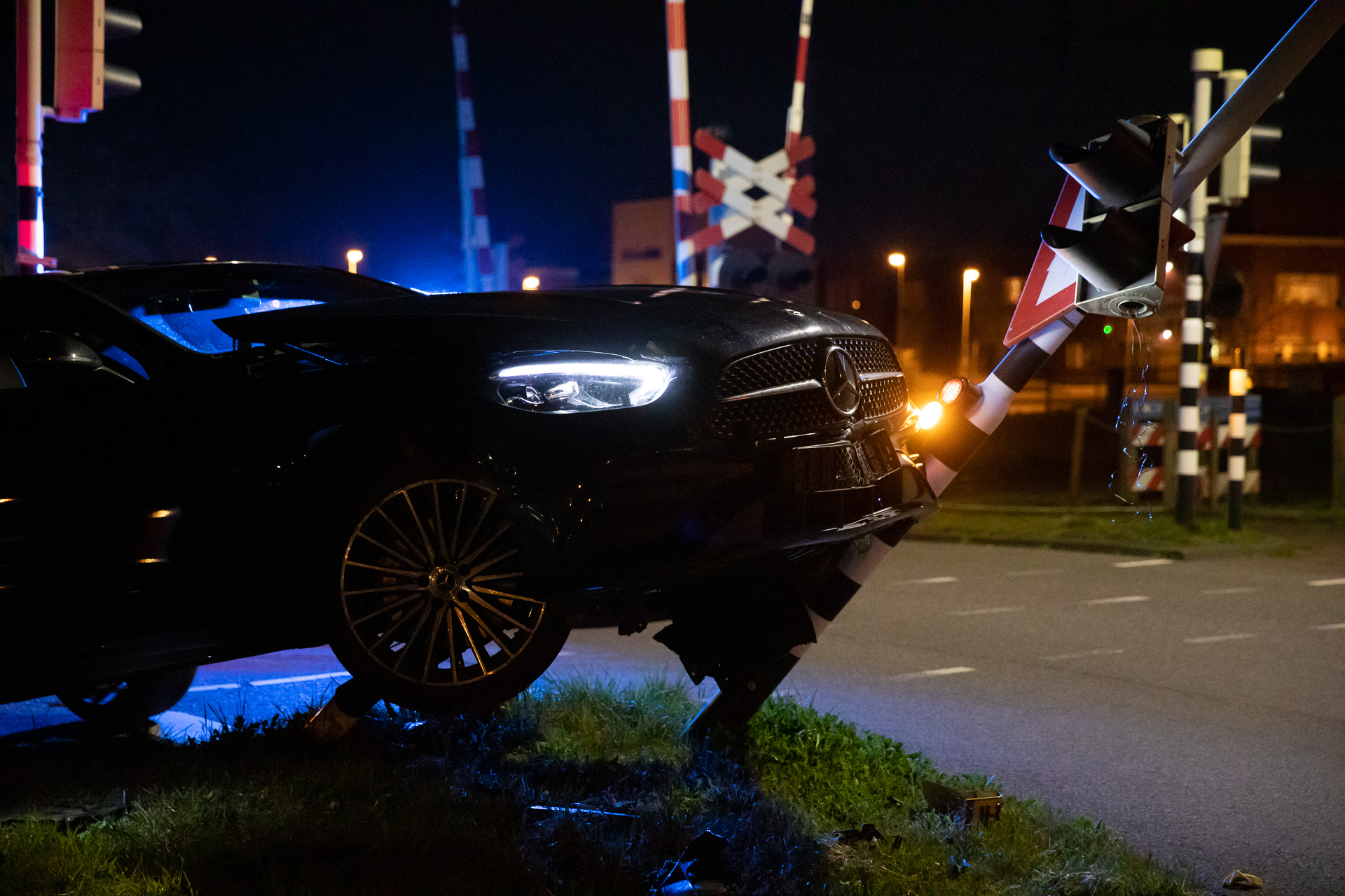 Auto belandt op verkeerslicht in Roosendaal, inzittenden vluchten