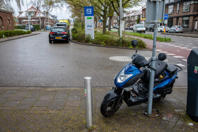 Snorscooter botst op auto in Roosendaal