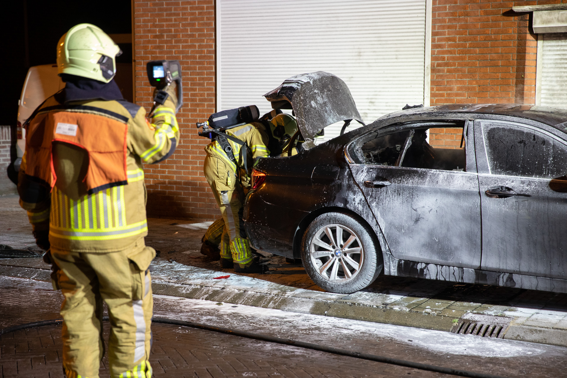 Auto en huis beschadigd na autobrand in Sint Willebrord