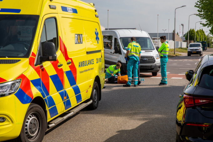 Wielrenner gewond bij botsing met taxibusje in Roosendaal