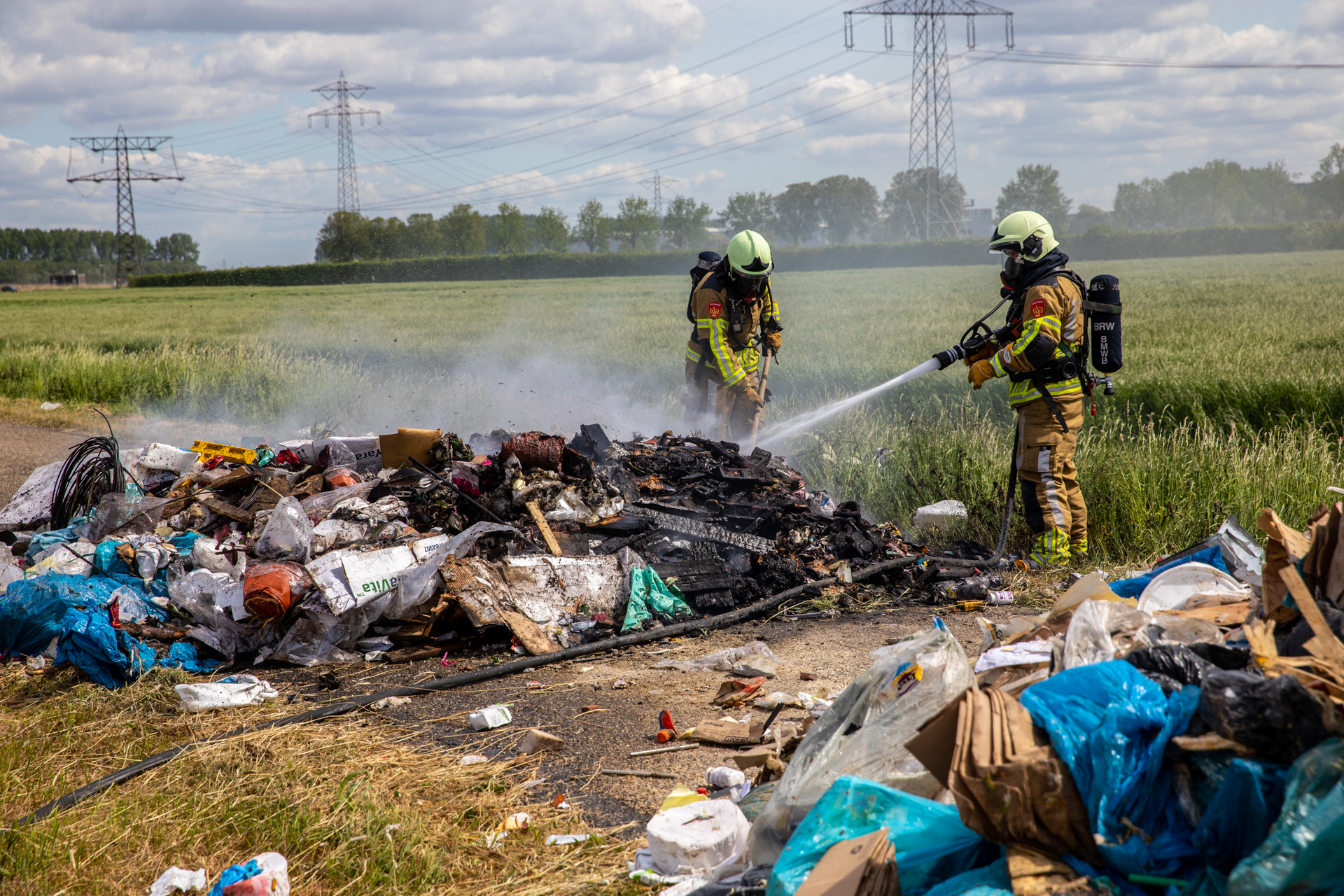 Afval in vuilniswagen vat vlam: lading gedumpt op straat