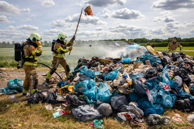 Afval in vuilniswagen vat vlam: lading gedumpt op straat