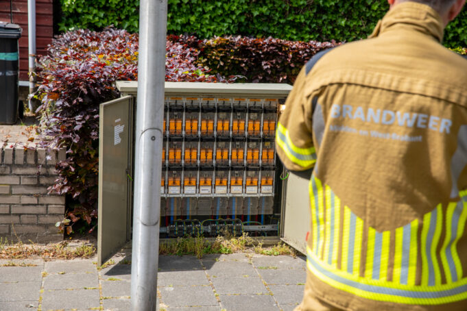 Brandweer rukt uit voor rokende stroomkast in Roosendaal