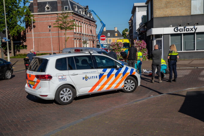 Bestuurster snorscooter gewond bij botsing met bestelwagen in Roosendaal