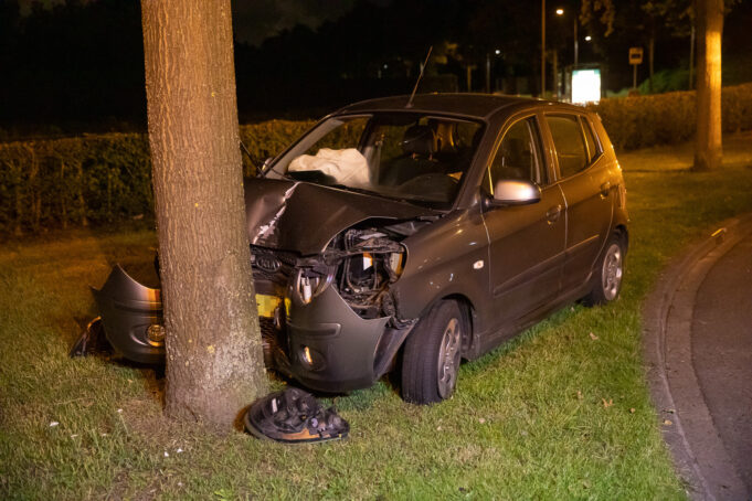 Auto botst tegen een boom in Roosendaal