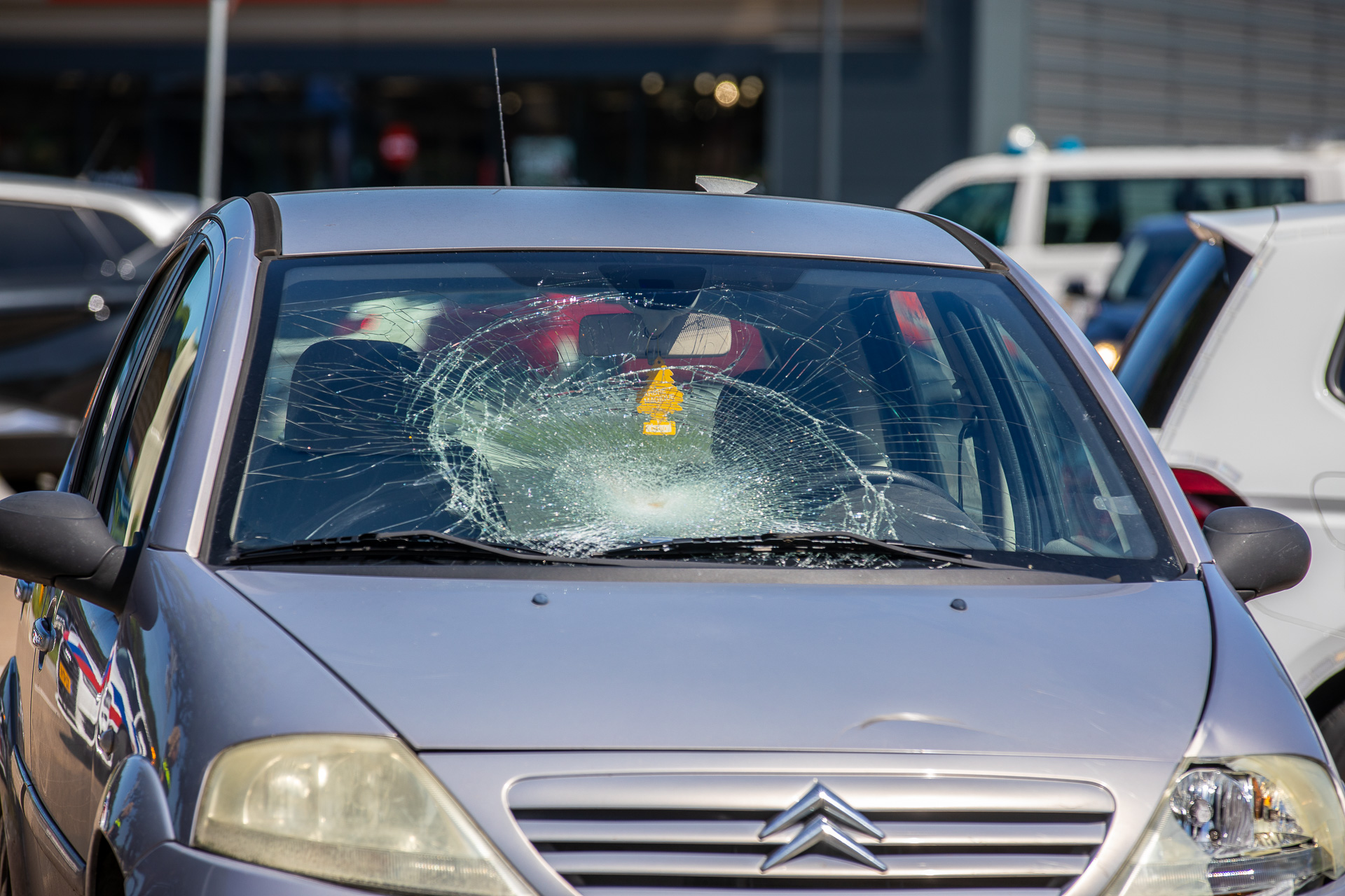 Scooterrijdster gewond bij botsing met auto in Roosendaal