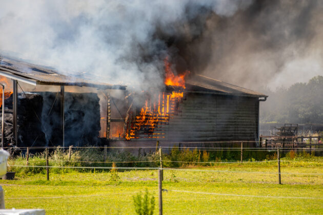 Hooischuur van manege in Wouwse Plantage verwoest door grote brand