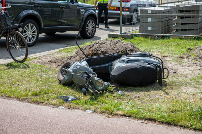 Bromfietser gewond door botsing met auto in Roosendaal