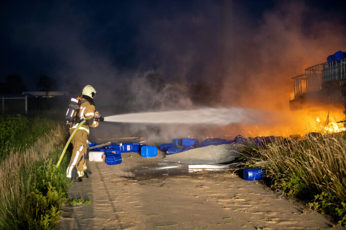 Vrachtwagentrailer met 150 vaten vliegt in brand, waarschijnlijk drugsafval