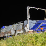 Vrachtwagentrailer met 150 vaten vliegt in brand, waarschijnlijk drugsafval