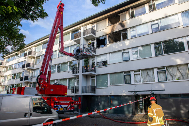 Man gewond bij uitslaande brand in appartement Roosendaal