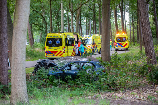 Drie gewonden bij botsing tegen boom in Bergen op Zoom