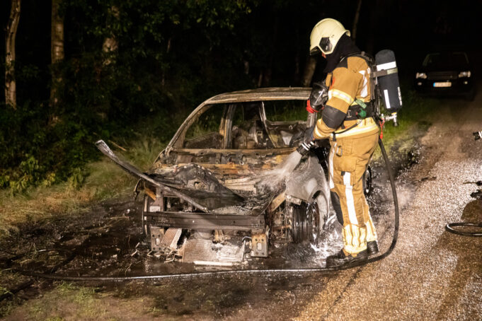 Auto gaat in vlammen op in Wouwse Plantage