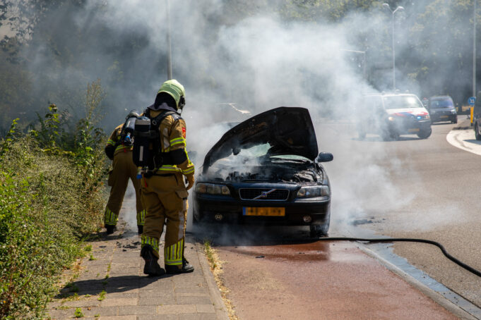 Auto vliegt in brand op Jan Vermeerlaan in Roosendaal