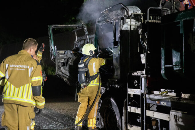 Vrachtwagen brandt uit op A58