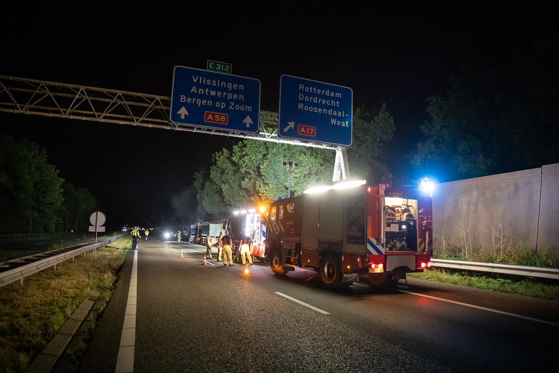Vrachtwagen brandt uit op A58