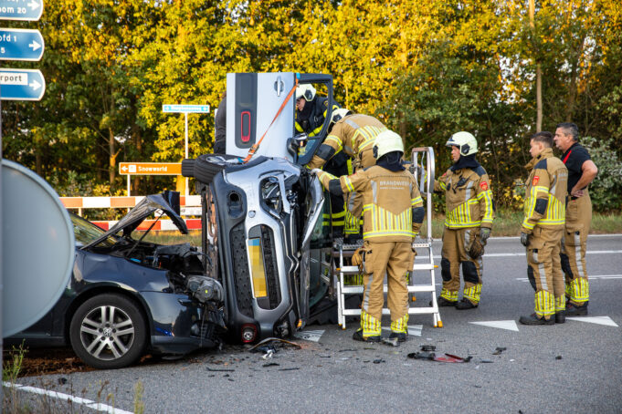 Auto op zijn kant bij ongeval in Rucphen