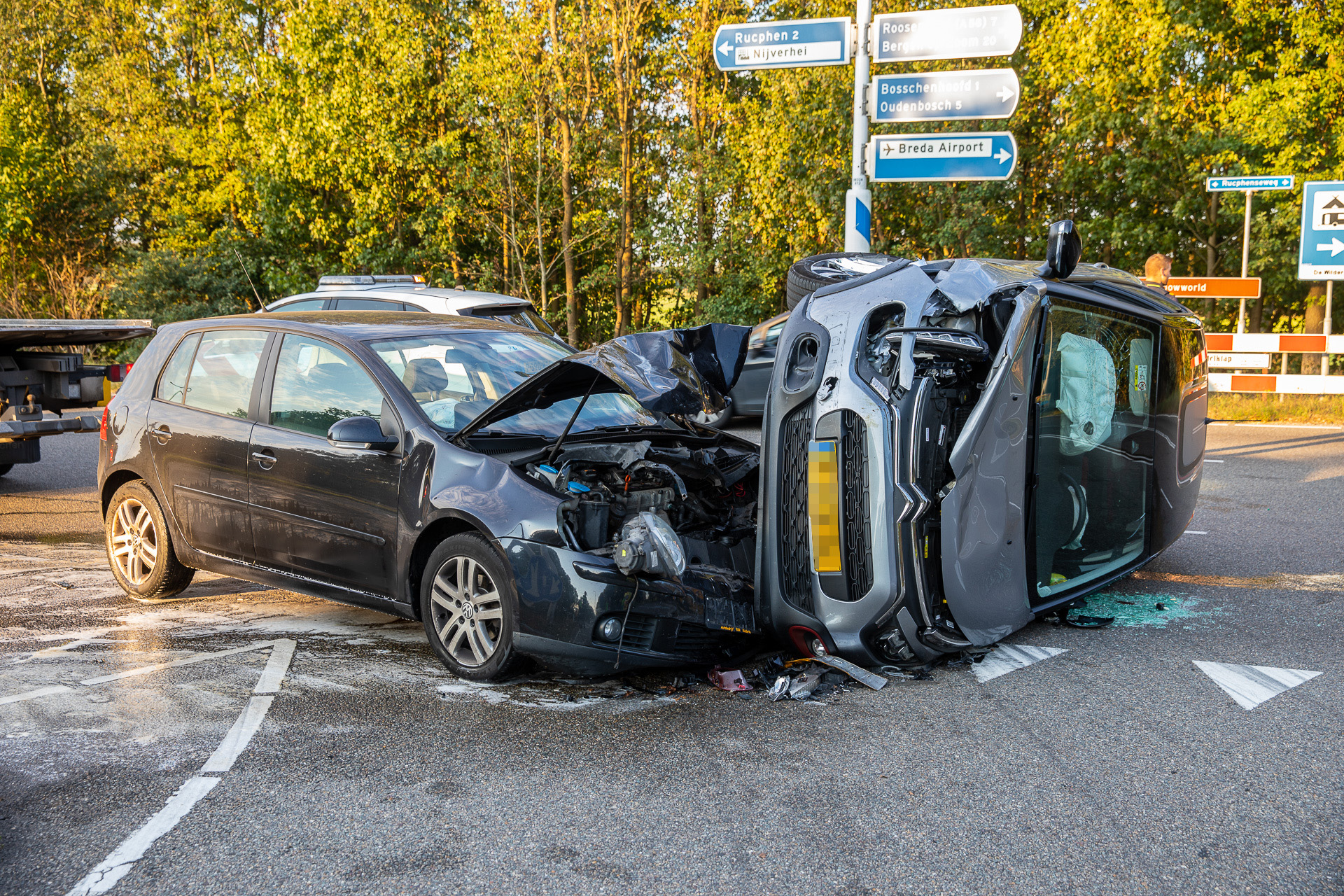 Auto op zijn kant bij ongeval in Rucphen