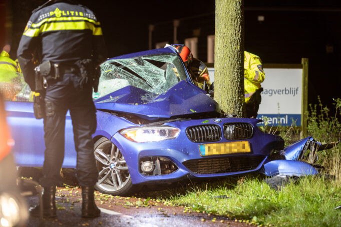 Vier mannen gewond na aanrijding tegen boom in Roosendaal