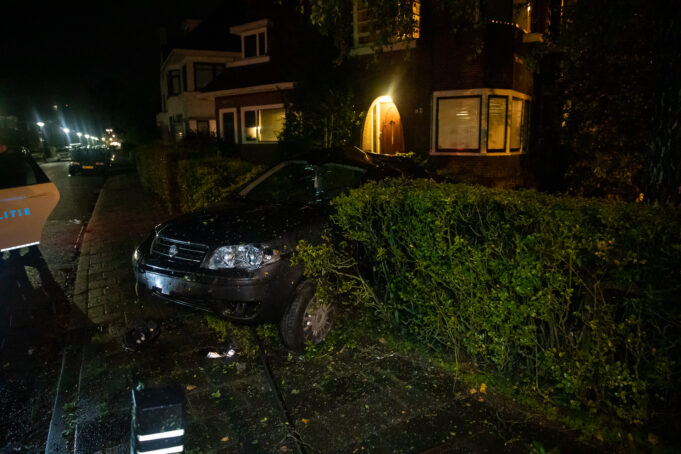 Auto belandt in voortuin van huis in Roosendaal