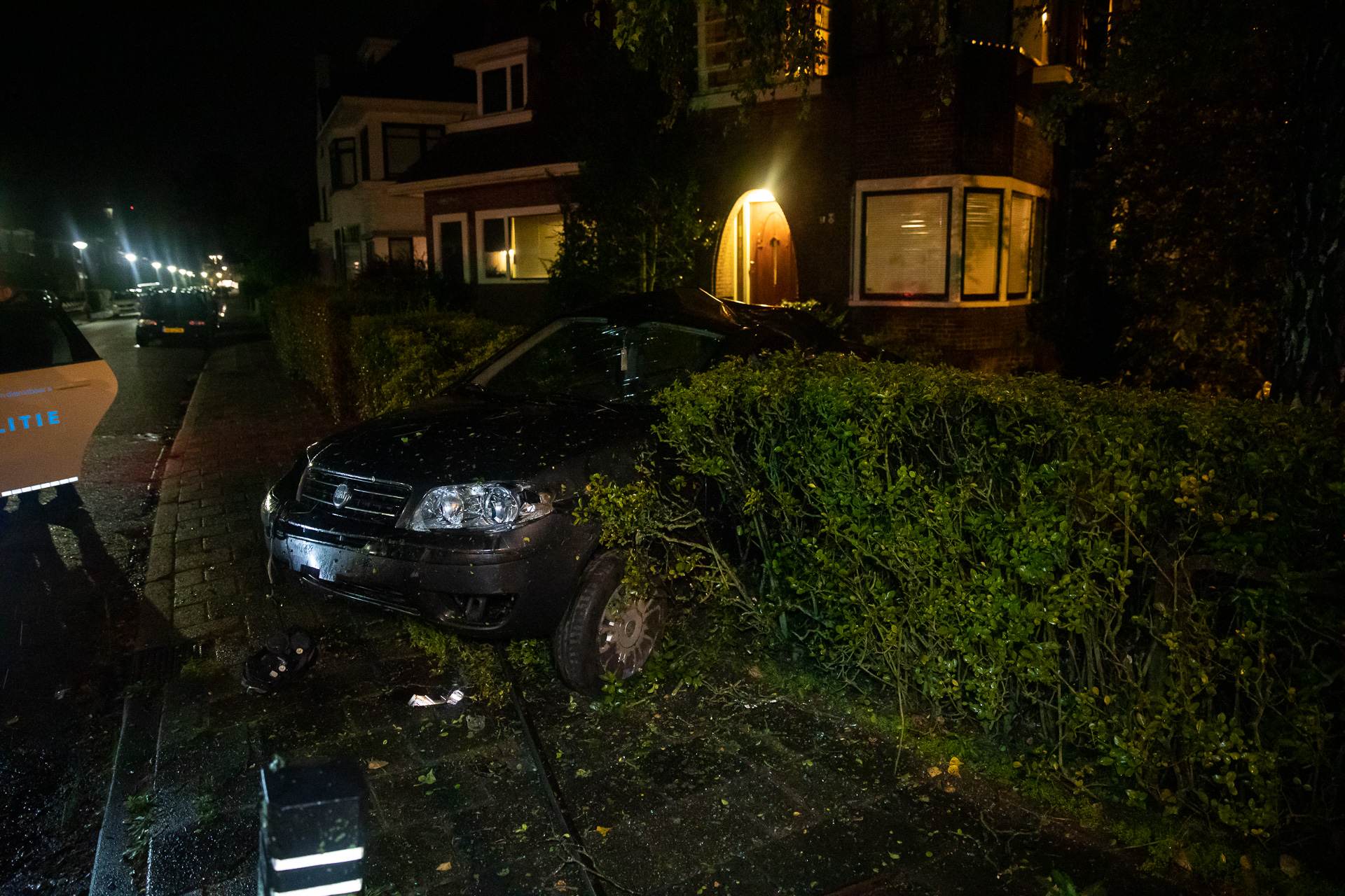 Auto belandt in voortuin van huis in Roosendaal