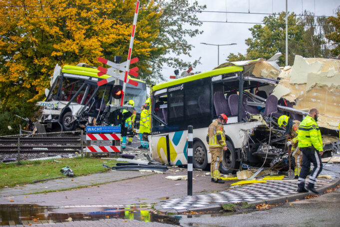 Trein doorboort stilstaande bus in Bergen op Zoom