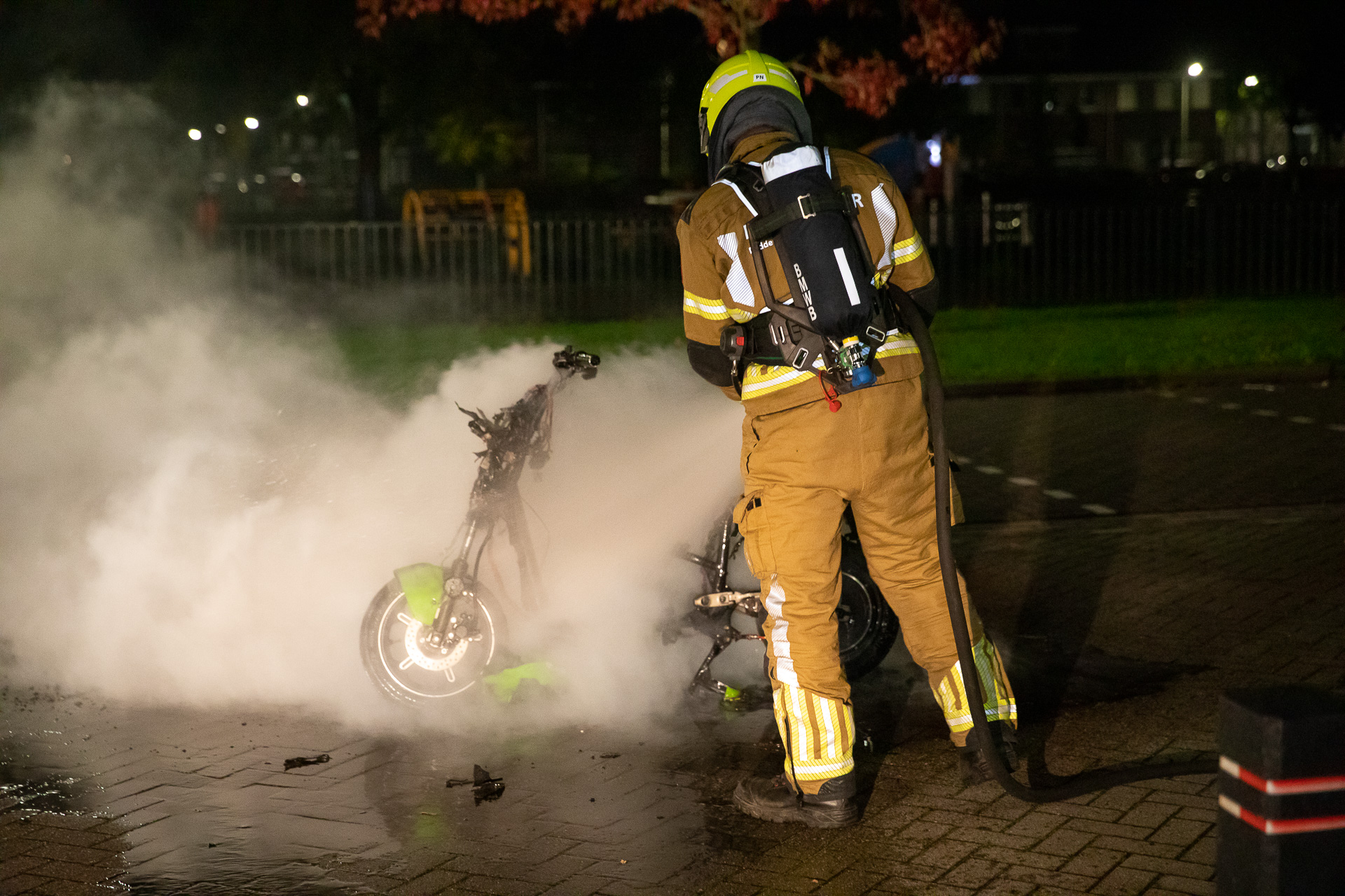 Deelscooter gaat compleet in vlammen op in Roosendaal