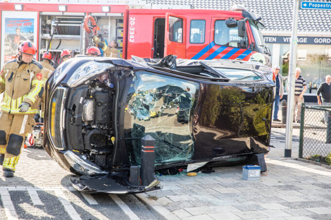Auto op zijn kant bij ongeval in Sint Willebrord