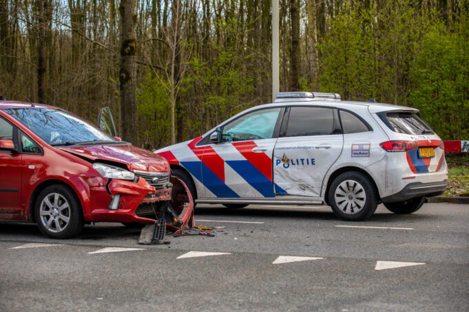 Auto en politievoertuig botsen tegen elkaar in Roosendaal
