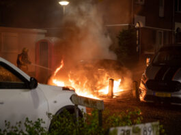 Auto zwaar beschadigd door brand in Roosendaal