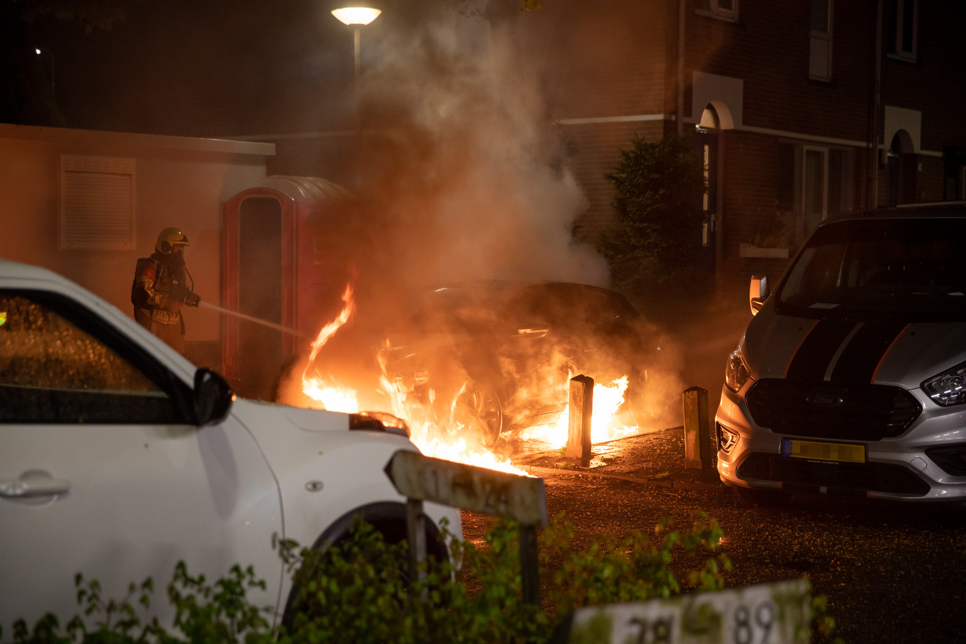 Auto zwaar beschadigd door brand in Roosendaal