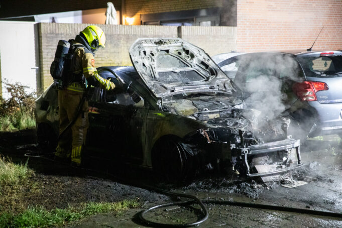 Politie onderzoekt autobrand in Roosendaal