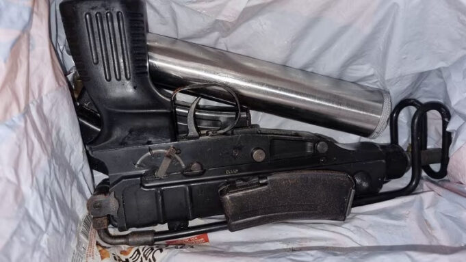 Tientallen kilo's vuurwerk en vuurwapen gevonden bij zoekactie in woning Roosendaal