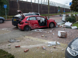 Ravage nadat gestolen auto met politiebusje botst tijdens achtervolging in Roosendaal