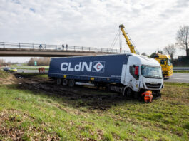 Vrachtwagen raakt van de weg op A4 bij Heijningen