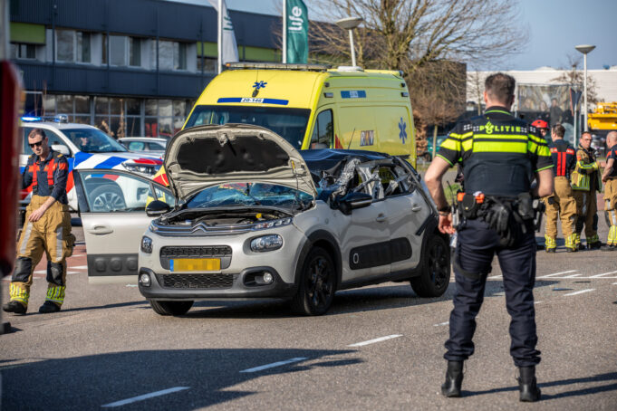 Automobiliste raakt zwaargewond bij botsing met vrachtwagen in Roosendaal